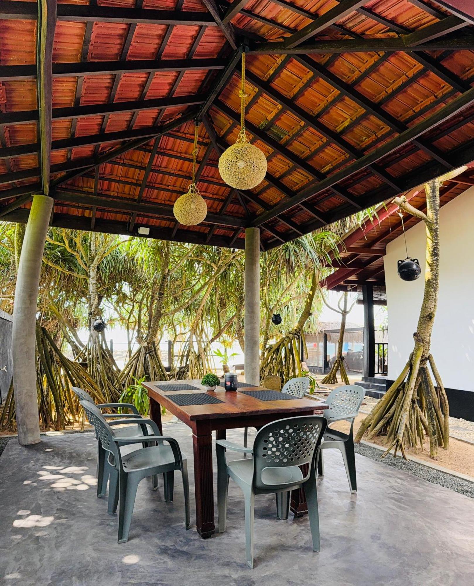 Sea Shell Villa Hikkaduwa 2 Separate Cabanas Ocean Front Villa Exterior foto